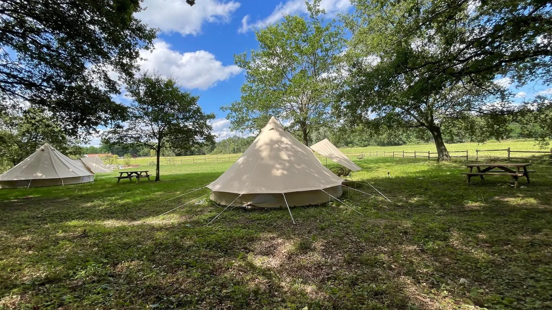 Luxe tent O Sens En Eveil Hotel Montverdun Frankrijk